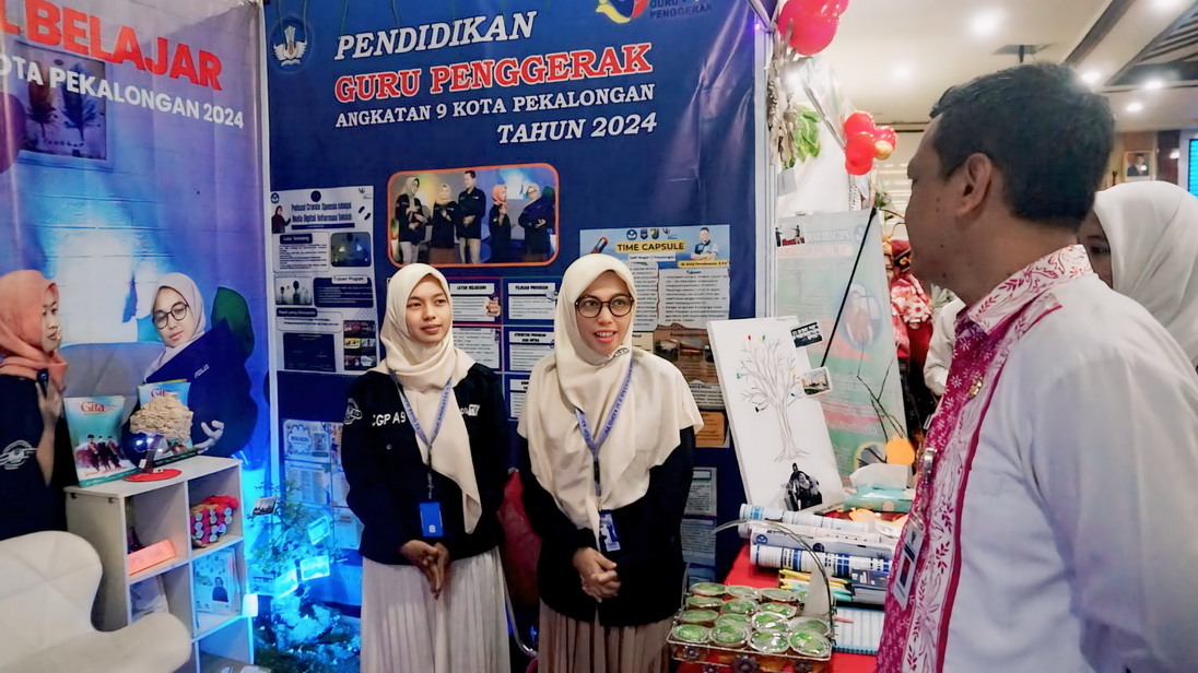 KUNJUNGI STAN: Walikota Pekalongan HA Afzan Arslan Djunaid saat kunjungi dan diskusi di salah satu stan calon guru penggerak, di Ruang Jlamprang Setda Kota Pekalongan, Selasa (23/4/2024).