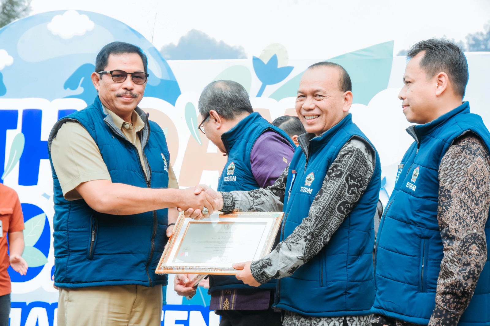 PENGHARGAAN: Pj Sekretaris Daerah Batang Ari Yudianto, menerima penghargaan ini secara langsung dari Pj Gubernur Jawa Tengah, Komjen Pol (Purn) Nana Sudjana. (istimewa)