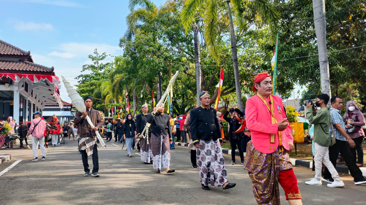 SAKRAL: Tombak Pusaka Kyai Abirawa mewarnai kirab budaya Batang. (Riyan Fadli Jawa Pos Metro Pekalongan)