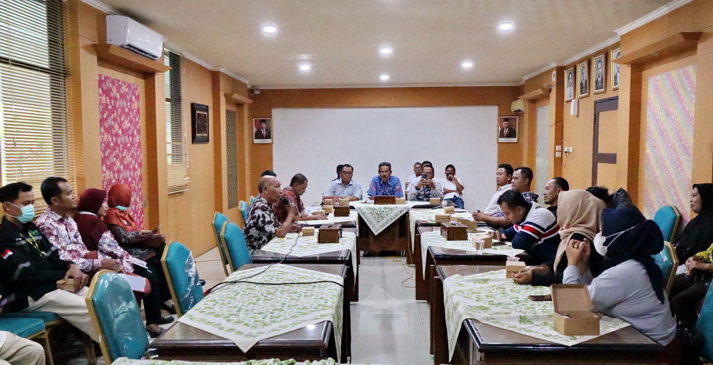 DEMO PEMKOT: Warga Panjang yang menjadi pelanggan air di Perumda Tirtayasa saat audiensi dengan Pemkot dan Perumda Tirtayasa, pada Rabu (24/4/2024).