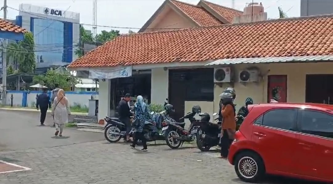 DIPERIKSA POLISI: Pengurus dan Pengelola BMT Mitra Umat saat hadir di Satreskrim Polres Pekalongan KOta unutk diperiksa.