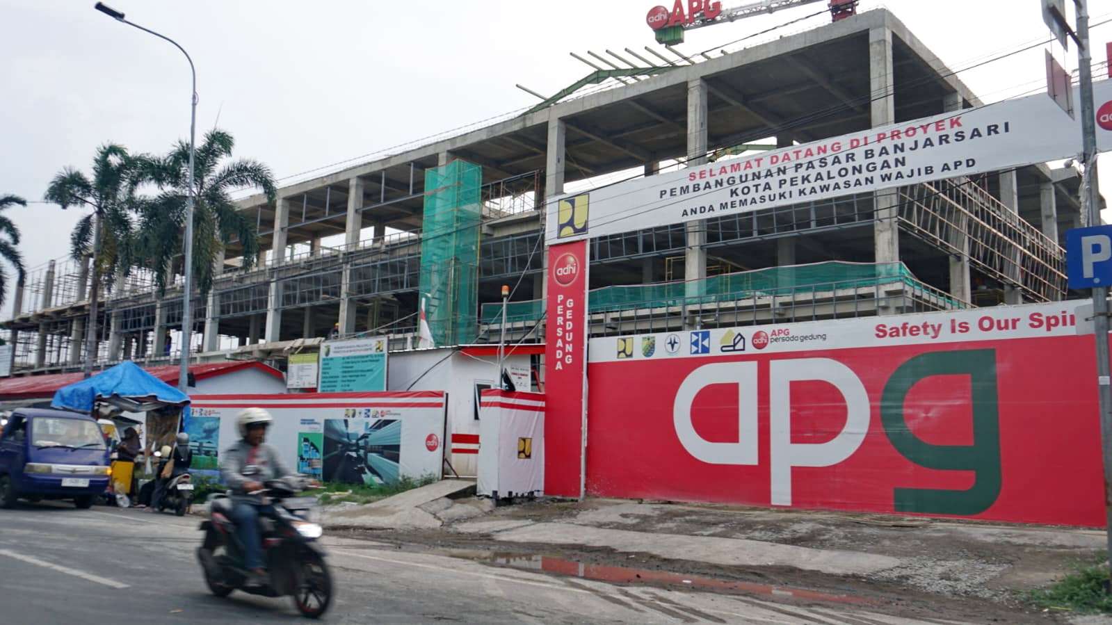 GEDUNG BARU : Pasar Banjarsari dengan gedung baru dilihat dari Jalan Sultan Agung yang sudah hampir selesai dibangun.