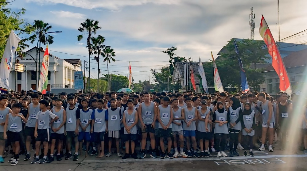 BERSIAP LARI: Ratusan atlet kelompok umur pelajar saat bersiap start lari di depan halaman Museum Batik Pekalongan,&nbsp;Sabtu (27/4/2024).