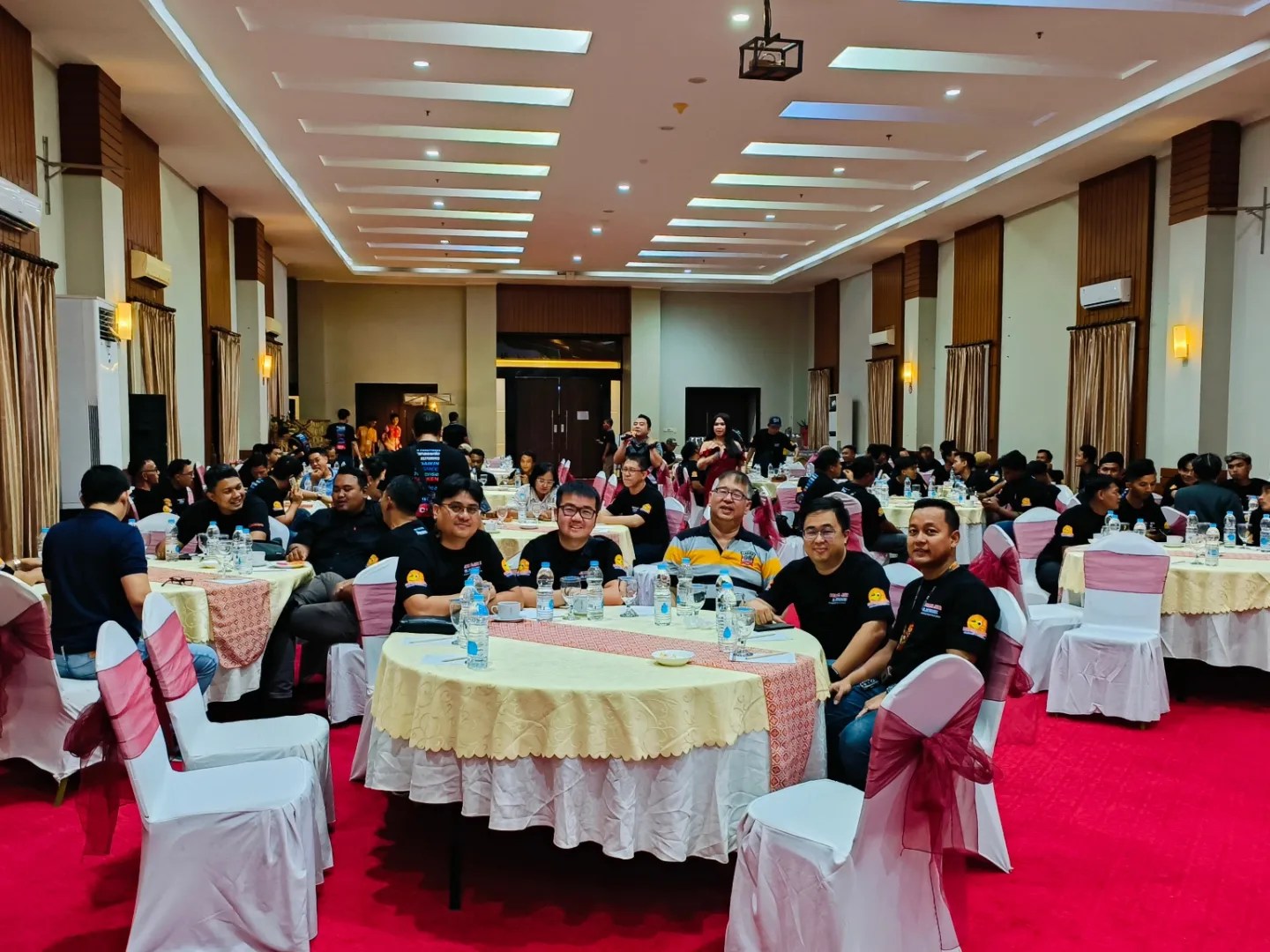 AKRAB: Ratusan teknisi AC di Pekalongan Raya saat menggelar halal bihalal rutin bersama vendor, pada Jumat malam (26/4/2024).