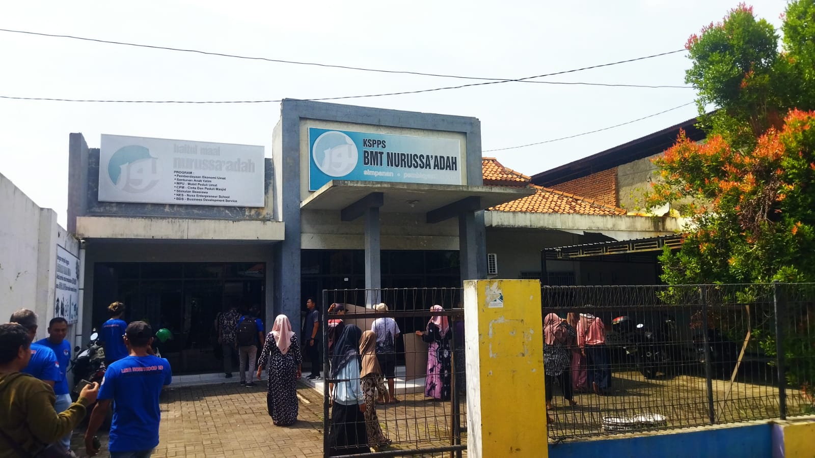 DEMO TUNTUT PENCAIRAN DANA: Belasan nasabah BMT Nurussa