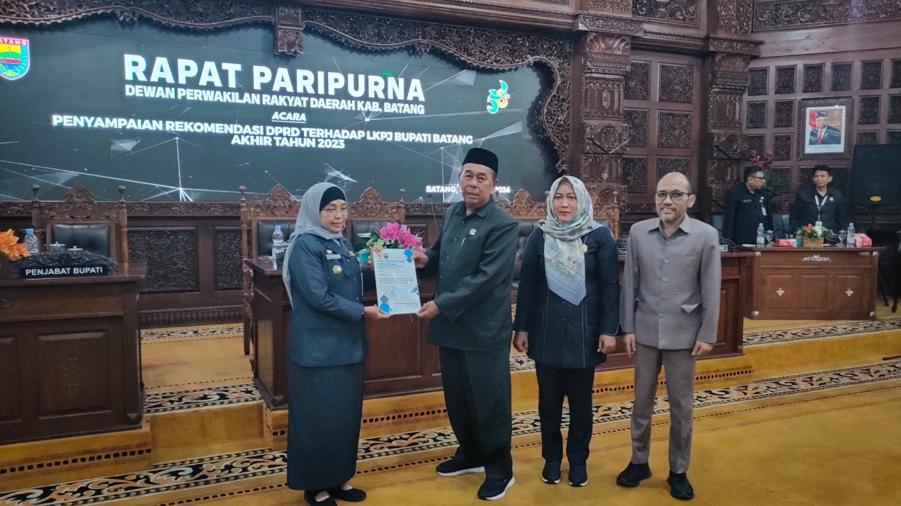 PENYERAHAN: Pimpinan DPRD Kabupaten Batang menyerahkan rekomendasi DPRD terhadap LKPJ Bupati Batang akhir tahun 2023. (Riyan Fadli Jawa Pos Metro Pekalongan)