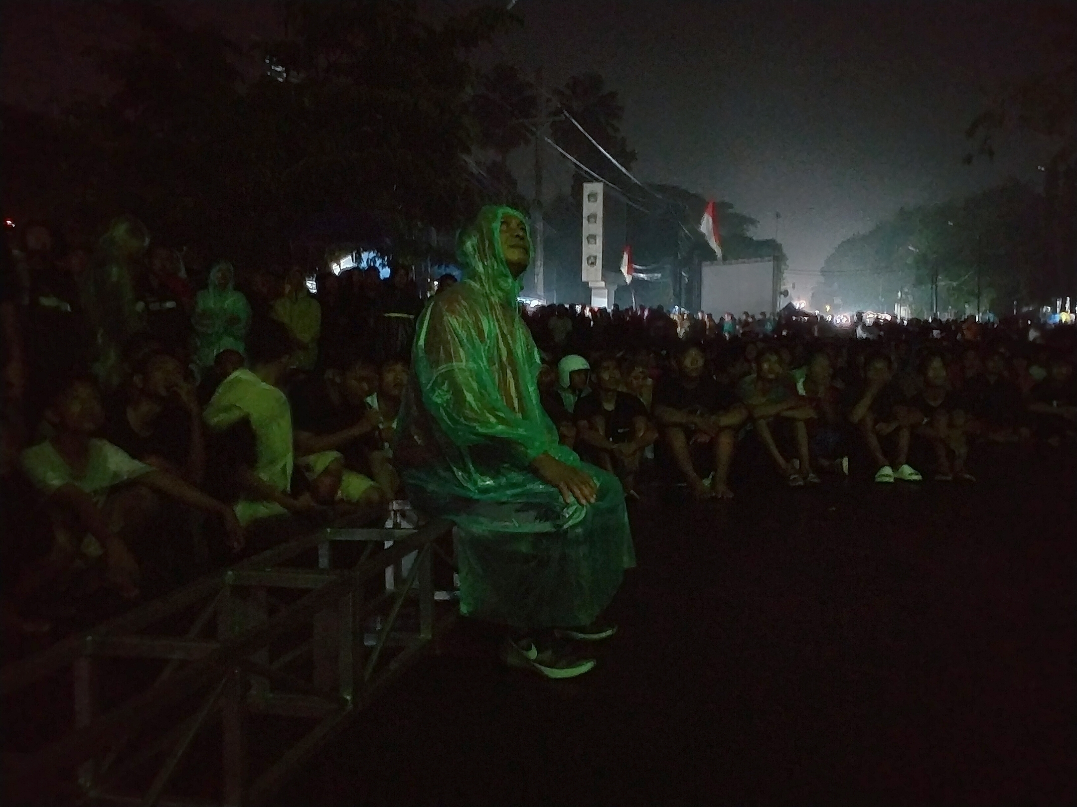 NOBAR DI BAWAH HUJAN: Suasana nobar di jalan raya kawasan Alun-Alun Kajen, Kabupaten Pekalongan, saat hujan masih mengguyur, Senin (29/4/2024) malam.