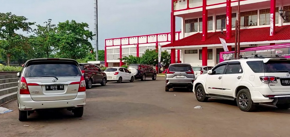 PENATAAN PARKIR: Kini di Kawasan olahraga Stadion Hoegeng di Pekalongan Utara, sudah mulai diterapkan parkir resmi dari Pemkot Pekalongan.