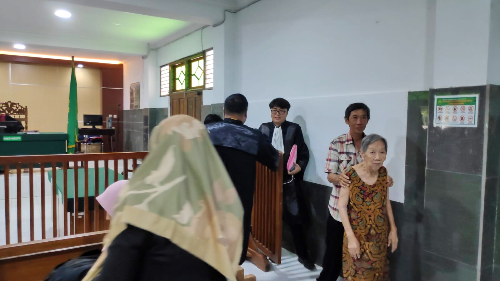 IKUTI SIDANG: Tergugat kasus sengketa tanah di Kota Pekalongan, dipapah keluar ruang sidang usai mengikuti sidang lanjutan di PN Pekalongan,&nbsp;Selasa (30/4/2024).