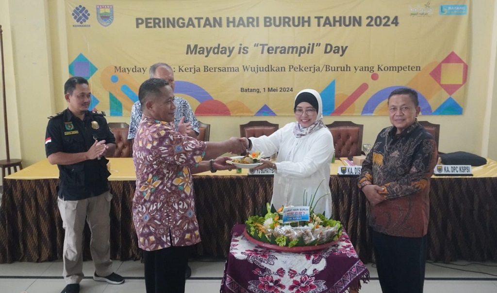 KEBERSAMAAN: Pj Bupati Batang Lani Dwi Rejeki bersama perwakilan buruh mengadakan potong tumpeng perayaan Hari Buruh. (Istimewa)