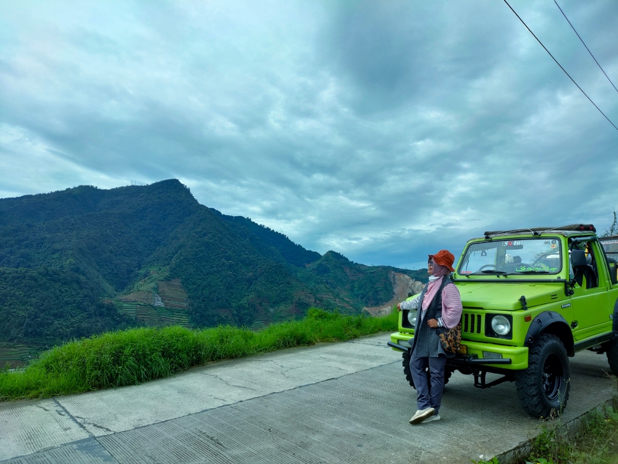 TOL KAYANGAN: Jalan alternatif Dieng via Bawang terus ramai dikunjungi wisatawan. (Riyan Fadli Jawa Pos Metro Pekalongan)