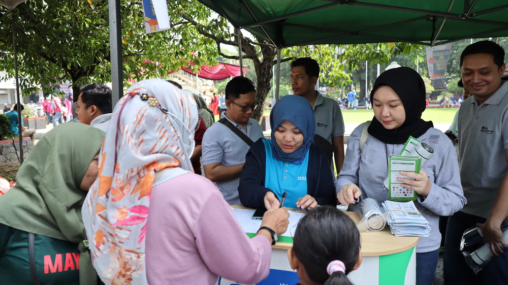 EDUKASI JMO: Pegawai BP Jamsostek Ketenagakerjaan Pekalongan saat edukasi aplikasi JMO, saat peringatan May Day di halaman kantor Setda Kota Pekalongan Rabu (1/5/2024).