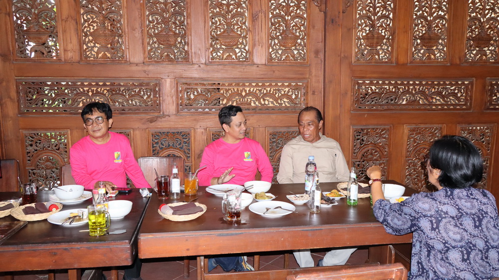 MAKAN BERSAMA: Bupati Ngada Andreas Paru saat menikmati kuliner khas Kota Pekalongan bareng Walikota Pekalongan HA Afzan Arslan Djunaid, di sela-sela kunjungannya.