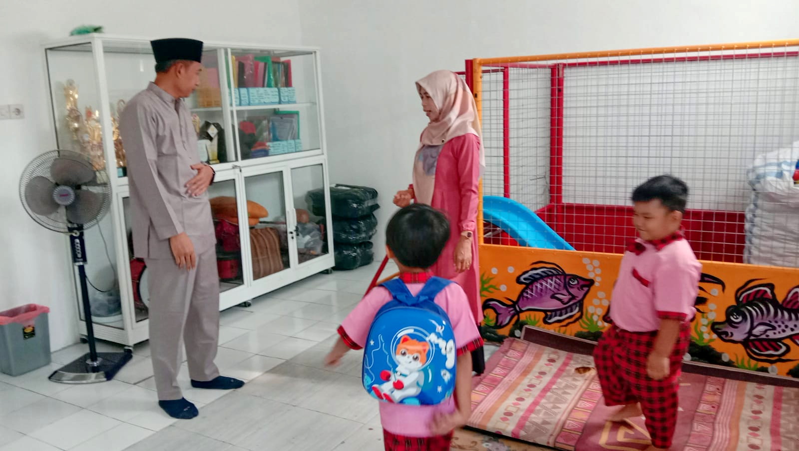 TINJAU RUANG BARU: Muchamad Aghus ZN bersama guru Bekti Wijayanti meninjau ruang baru TK Tunas Baru Gringsing yang dibangun dari Dana APBD Pemprov Jateng, Kamis (2/5/2024).