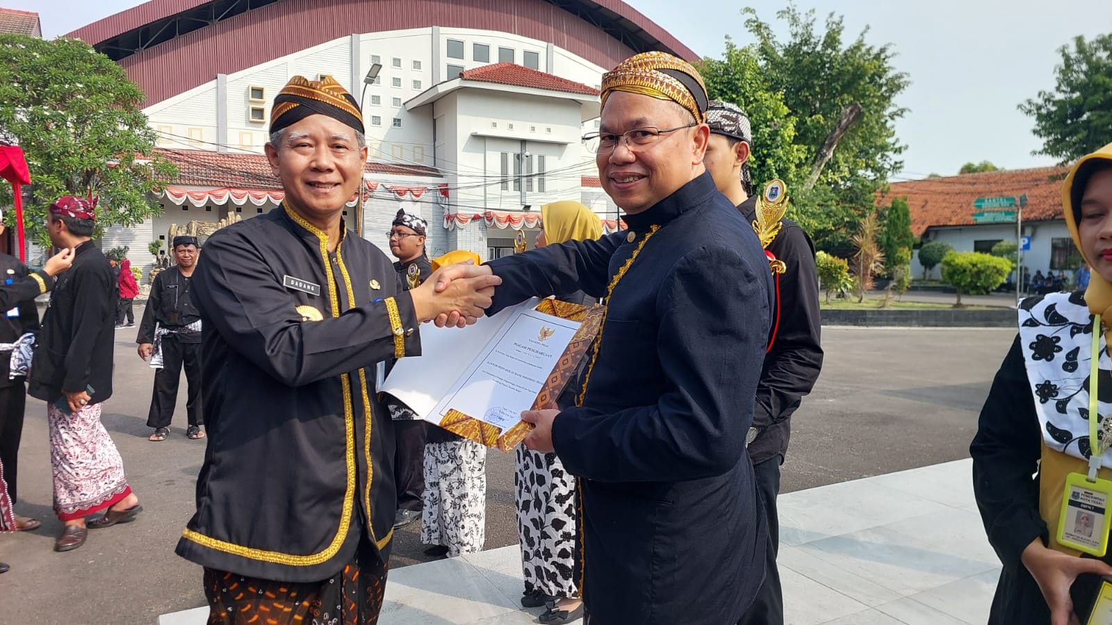 TERIMA PENGHARGAAN:  Pj Walikota Tegal Dadang Somantri serahkan penghargaan kepada Kepala KPw BI Tegal,Marwadi di Halaman Pendopo Ki Gede Sebayu, Kamis (2/5/2024).