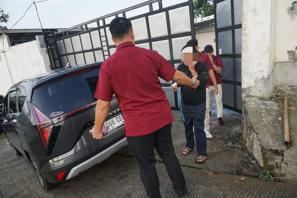 Kepala Seksi Intelijen Kantor Imigrasi Pemalang Washono bersama anggotanya melakukan penindakan keimigrasian di Kabupaten Batang pada Kamis, 2 Mei 2024. (Istimewa)
