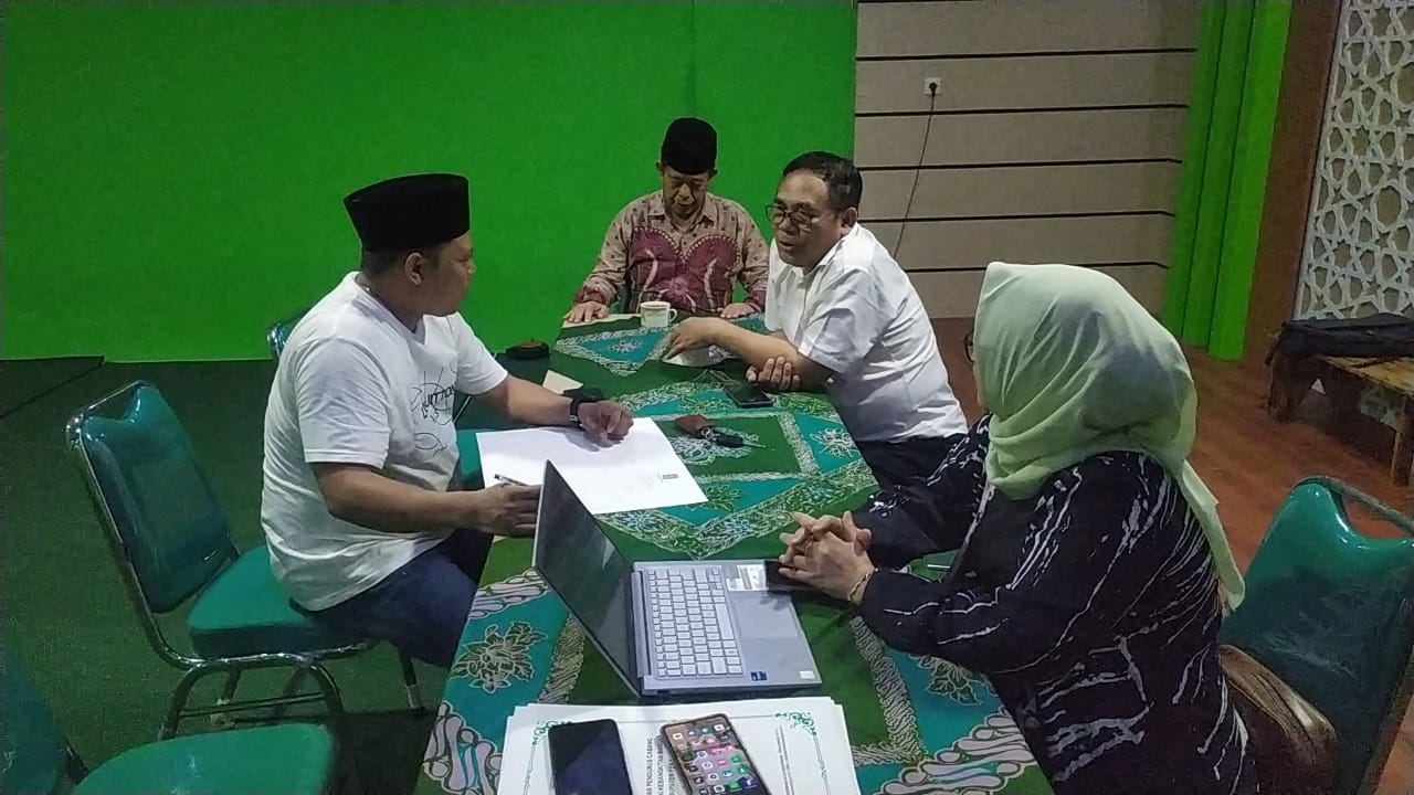 POLITIK: Kehadiran Sekretaris DPD Partai Golkar Ruben Prabu Faza mewakili Fadia memgambil formulir di DPC PKB Kabupaten Pekalongan, Selasa (30/4/2024). Tampak Ketua DPC PKB Asip Kholbihi di hadapannya