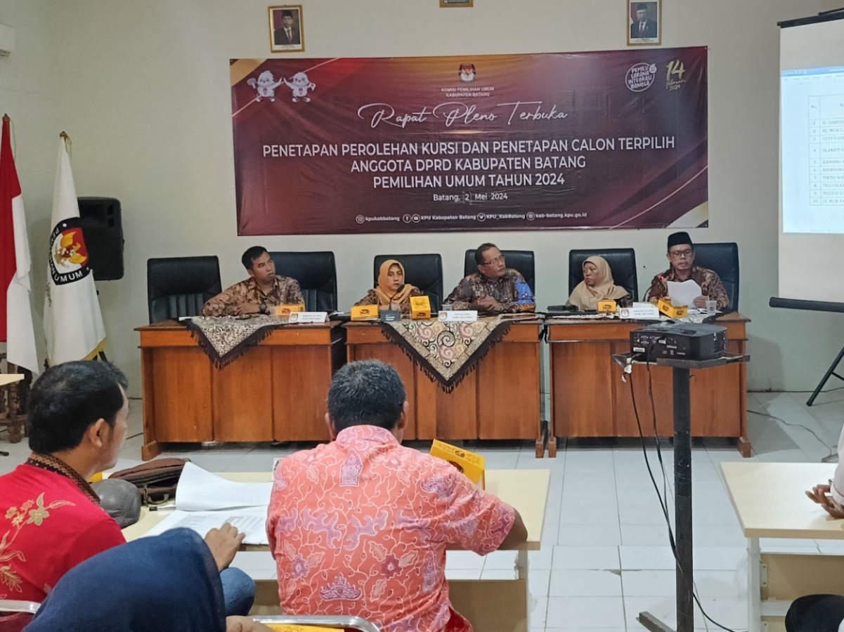 PENETAPAN: Komisioner KPU Kabupaten Batang saat menggelar penetapan calon terpilih DPRD Kabupaten Batang. (Istimewa)