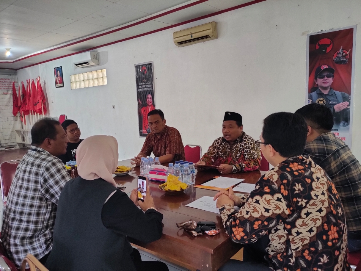 KPU Kabupaten Batang melakukan klarifikasi pada pengurus DPC PDI Perjuangan di kantor partai itu, Jumat 3 Mei 2024. (Riyan Fadli Jawa Pos Metro Pekalongan)
