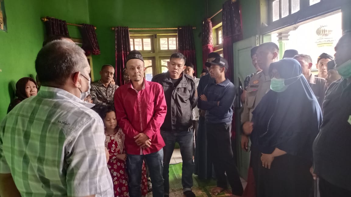 KORBAN TENGGELAM: Kapolsek Petungkriyono Iptu Eko Widiyanto saat turut menyerahkan jenazah korban ke pihak keluarga, Kamis (2/5/2024).