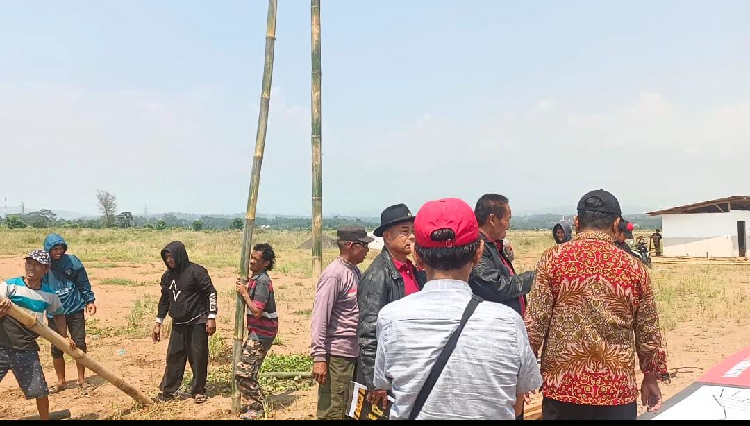SENGKETA: Para pekerja sedang mencabut material yang hendak di pasang di lahan sengketa. (istimewa)