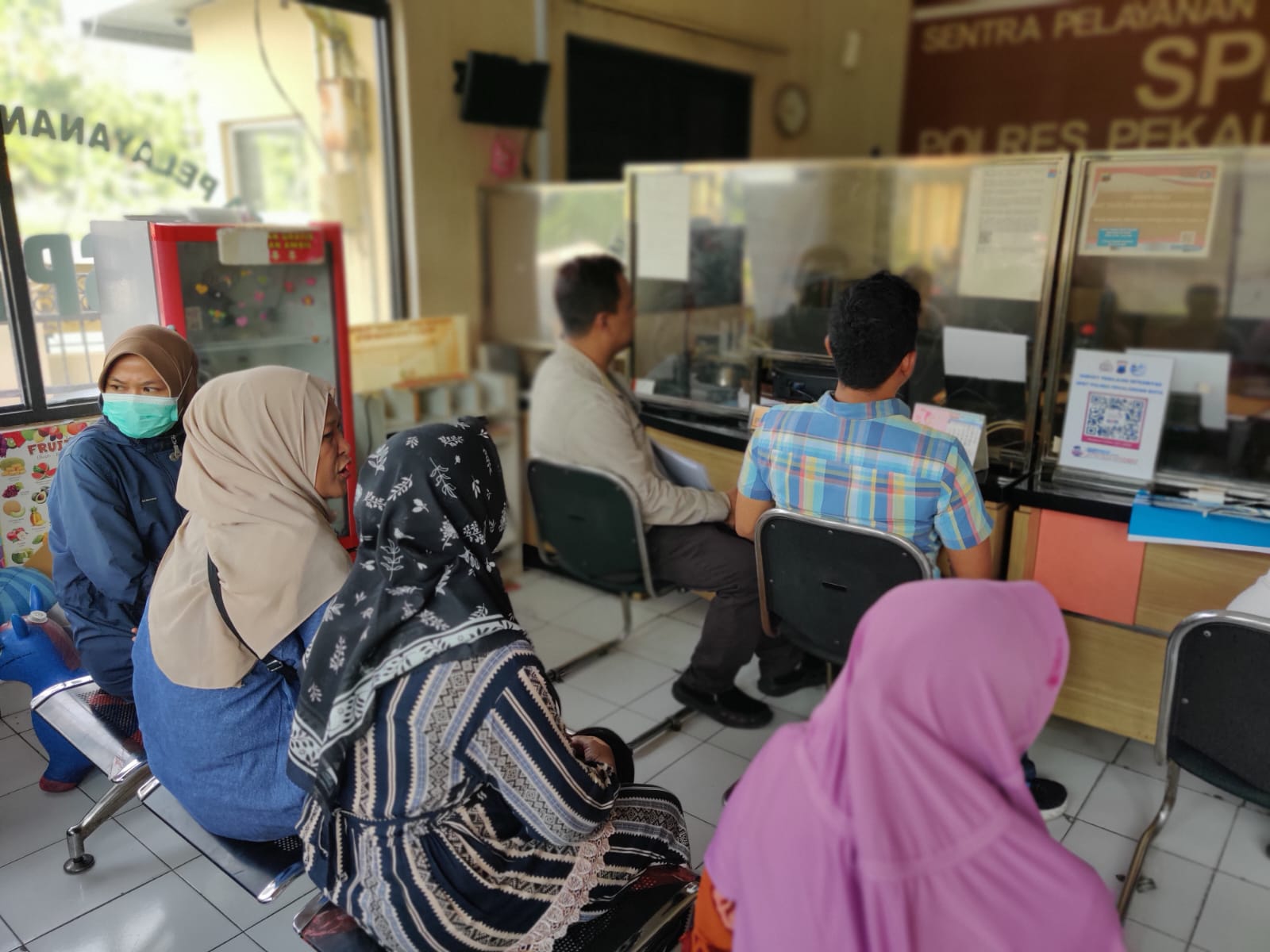 BUAT LAPORAN: Perwakilan nasabah didampingi LBH saat melaporkan BMT Nurussaadah ke Polres Pekalongan Kota kemarin.