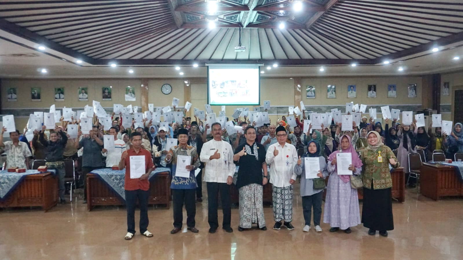 RAKOR: Pemkot Pekalongan, BPN dan masyarakat terkait saat menggelar sosialisasi penataan kampung Bugisan, di Ruang Jlamprang Setda Kota Pekalongan, Jumat siang (3/5/2024).
