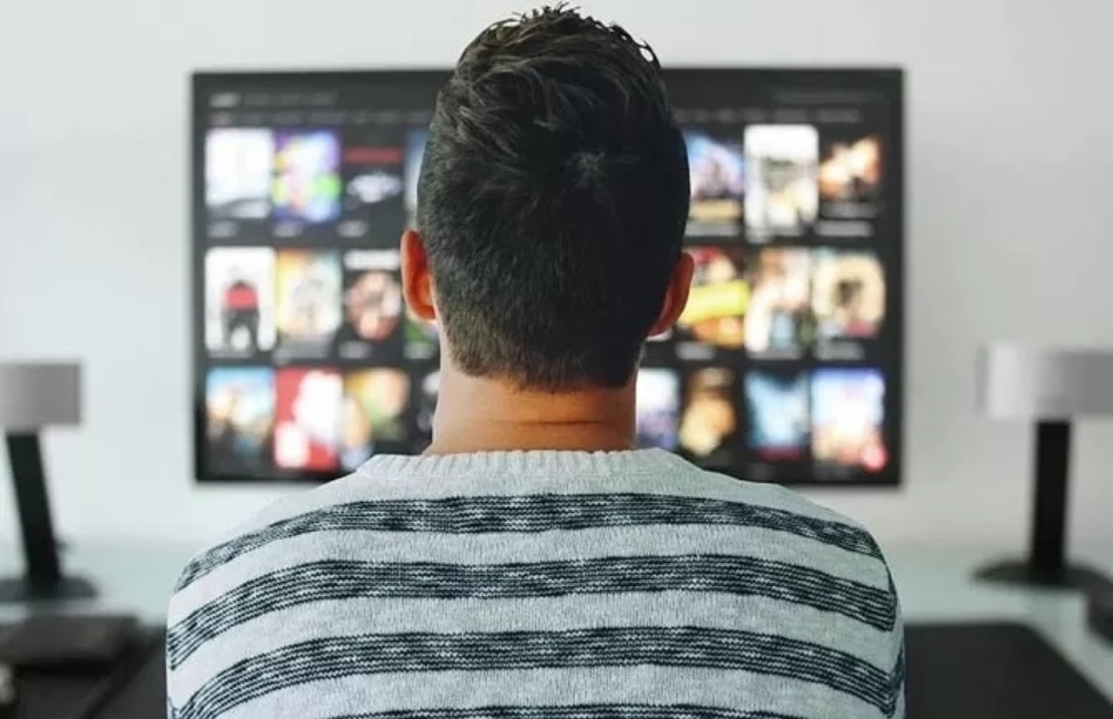 Ilustrasi: seseorang menonton film streaming. (Pixabay)