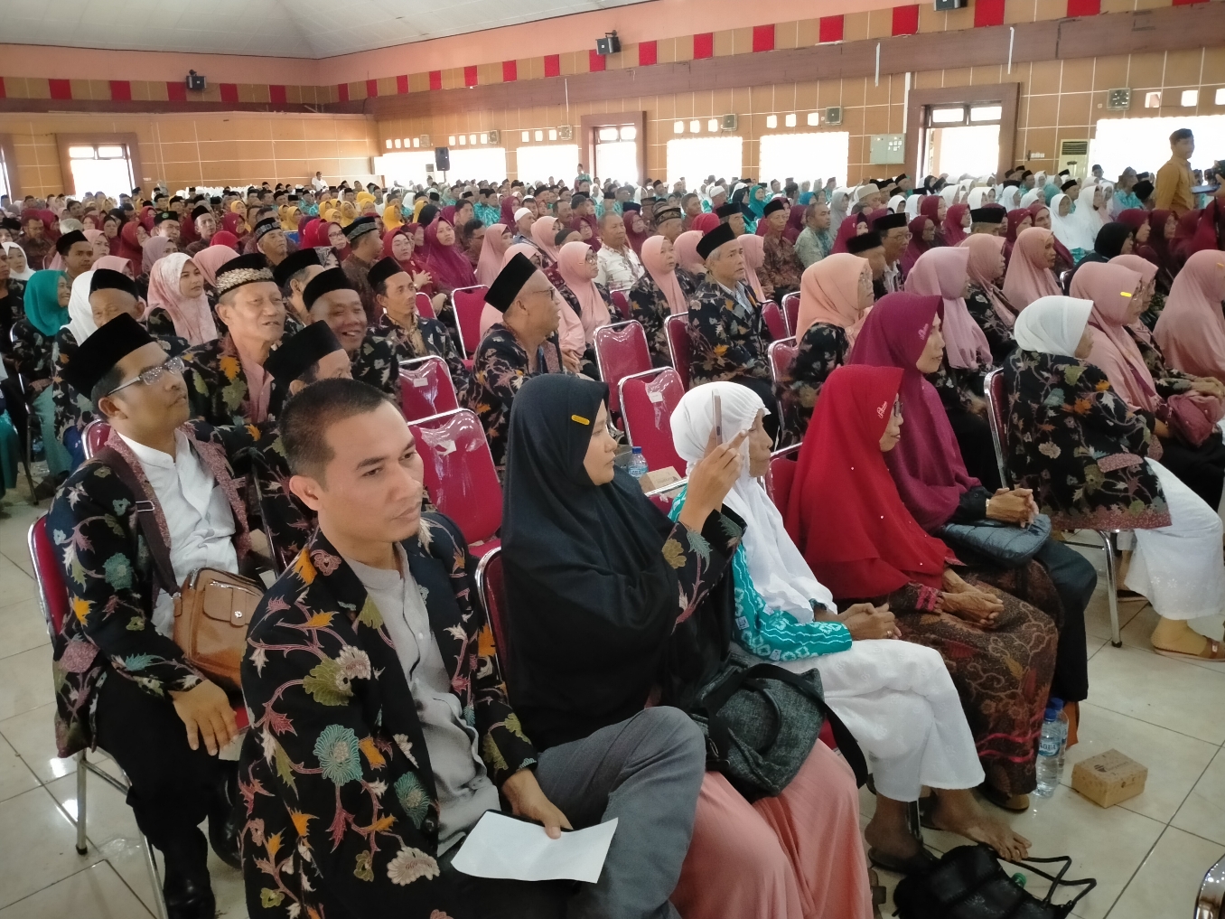 MANASIK: Ratusan calon jamaah haji Kabupaten Pekalongan saat mengikuti manasik haji tingkat kabupaten di Kajen, Senin (6/4/2024).