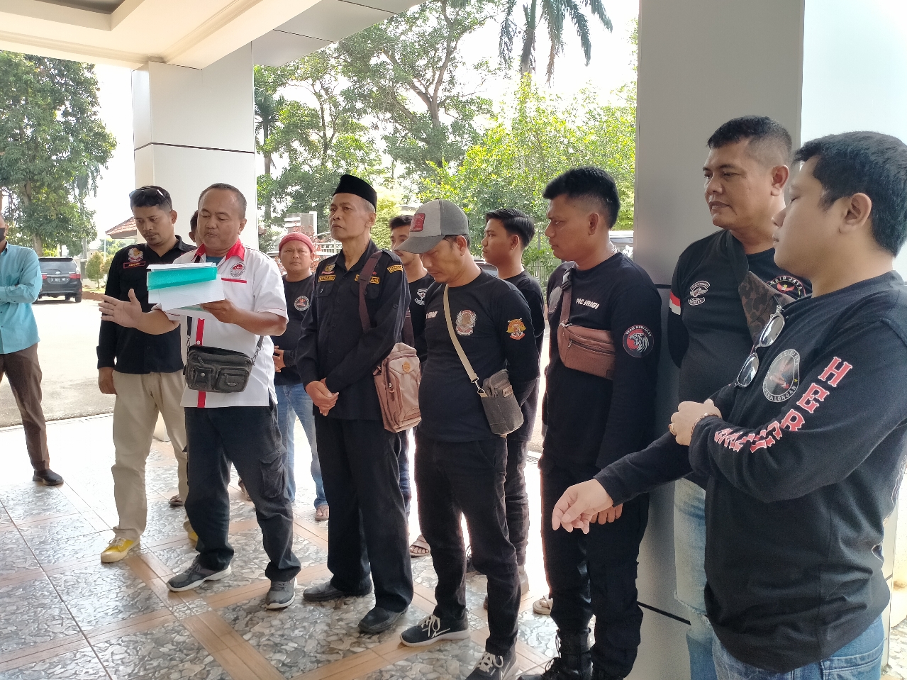 HUKUM: Sebagian massa gabungan Ormas dan LSM saat orasi budaya di selasar kantor Kejaksaan Negeri Kabupaten Pekalongan, Senin (6/4/2024).
