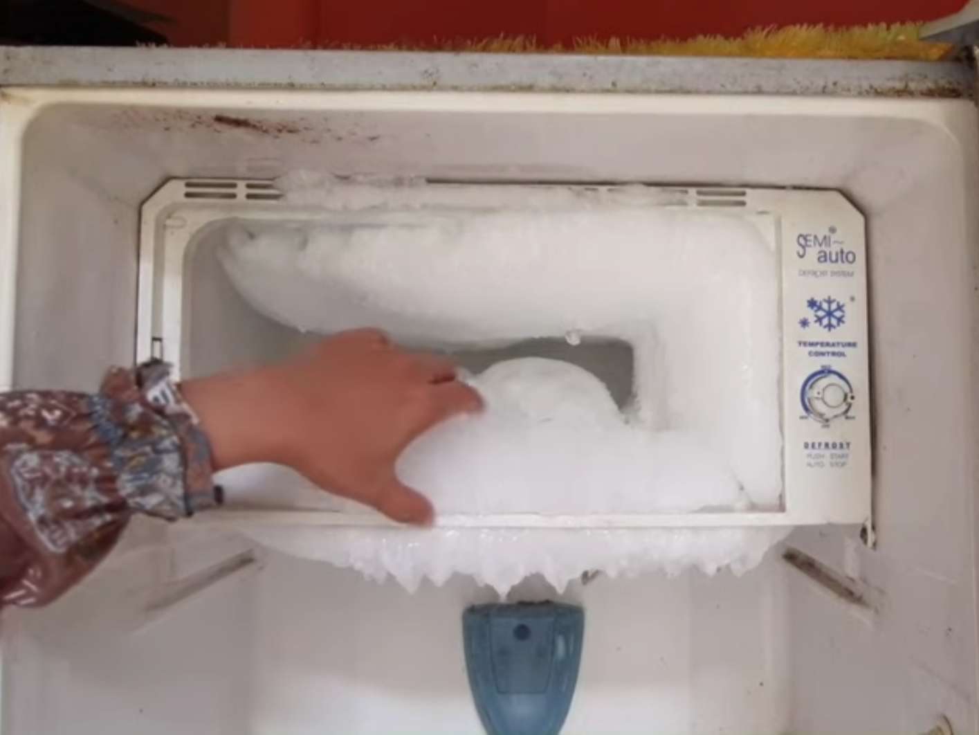 Bunga es yang menumpuk di kulkas. (youtube/zulaikha pratiwy)