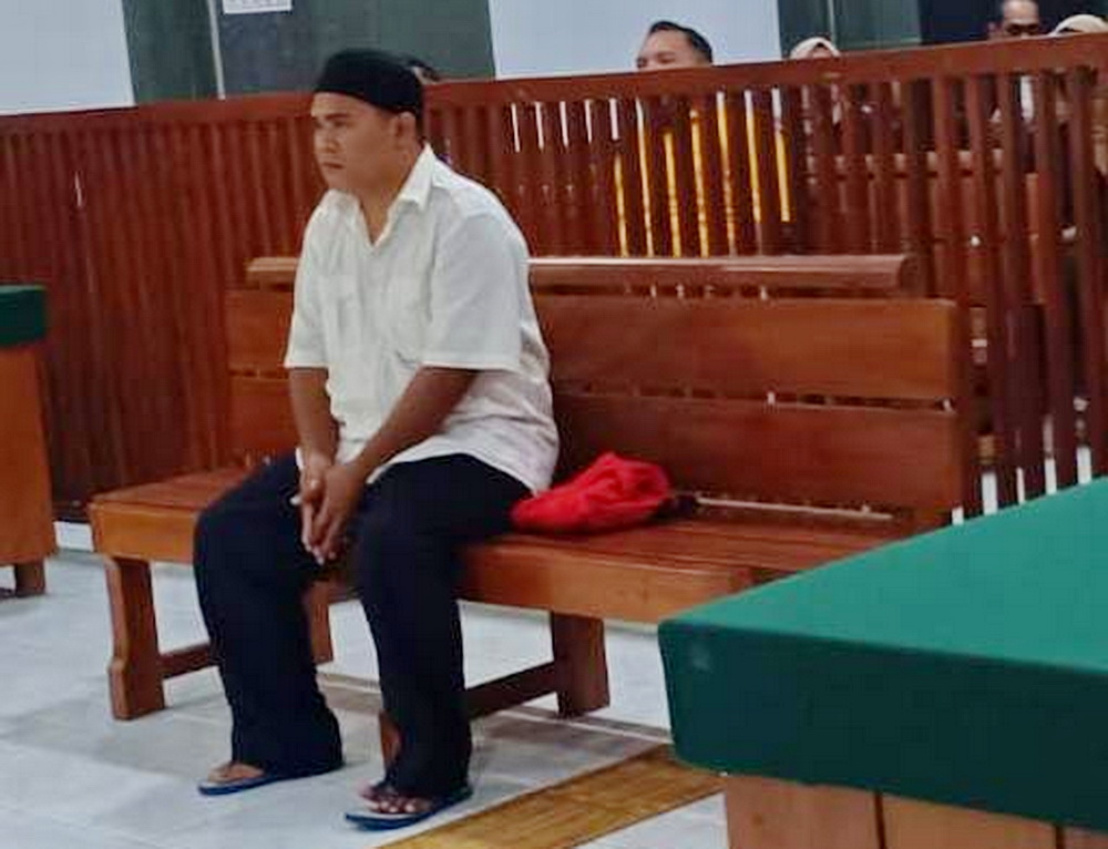 MENYIMAK: Terdakwa Abrozi yang melakukan penggelapan motorsaat mengikuti sidang di PN Pekalongan, Senin (7/5/2024).