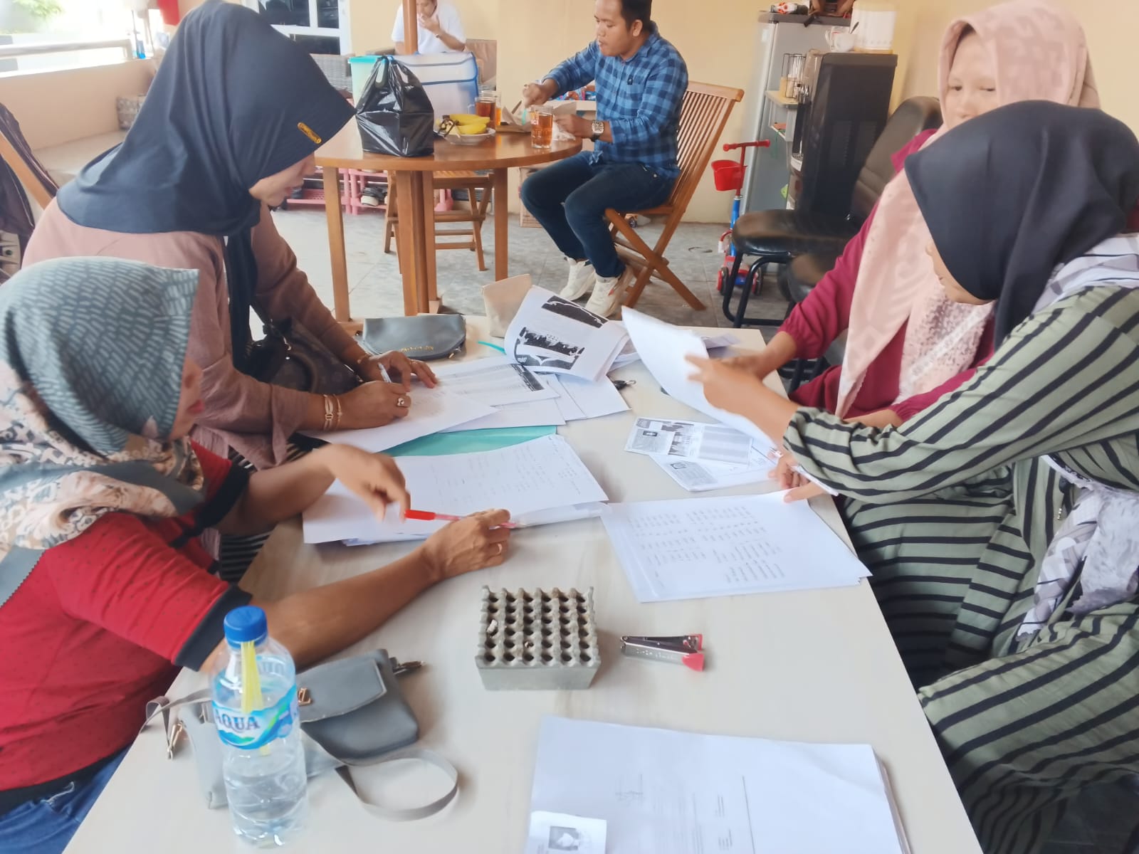 KOORDINASI: Sejumlah nasabah BMT Mitra Umat saat koordinasi terkait dana mereka, sebelum konfirmasi ke pengelola, Rabu (8/5/2024).