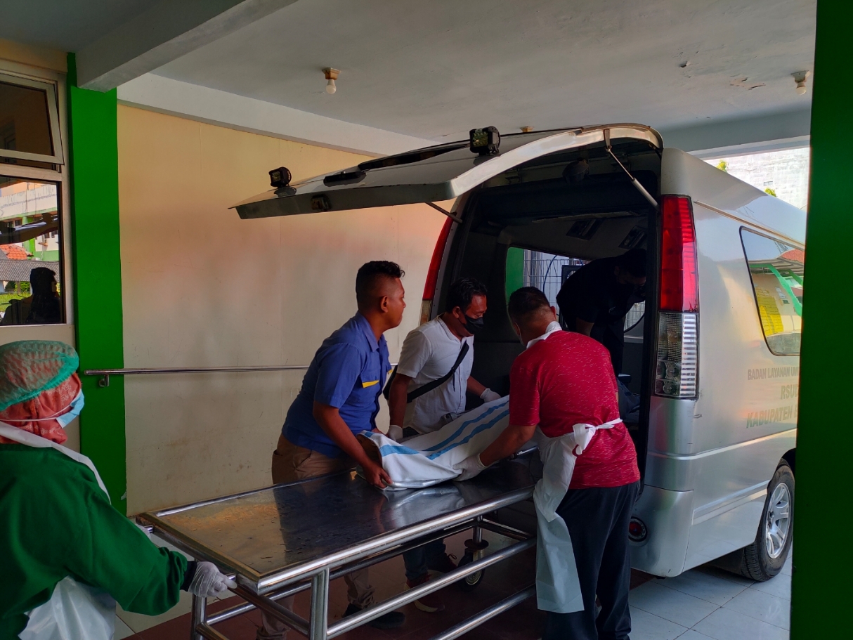 GANTUNG DIRI: Korban gantung diri saat berada di RSUD Batang, Rabu 8 Mei 2024. (Riyan Fadli Jawa Pos Metro Pekalongan)