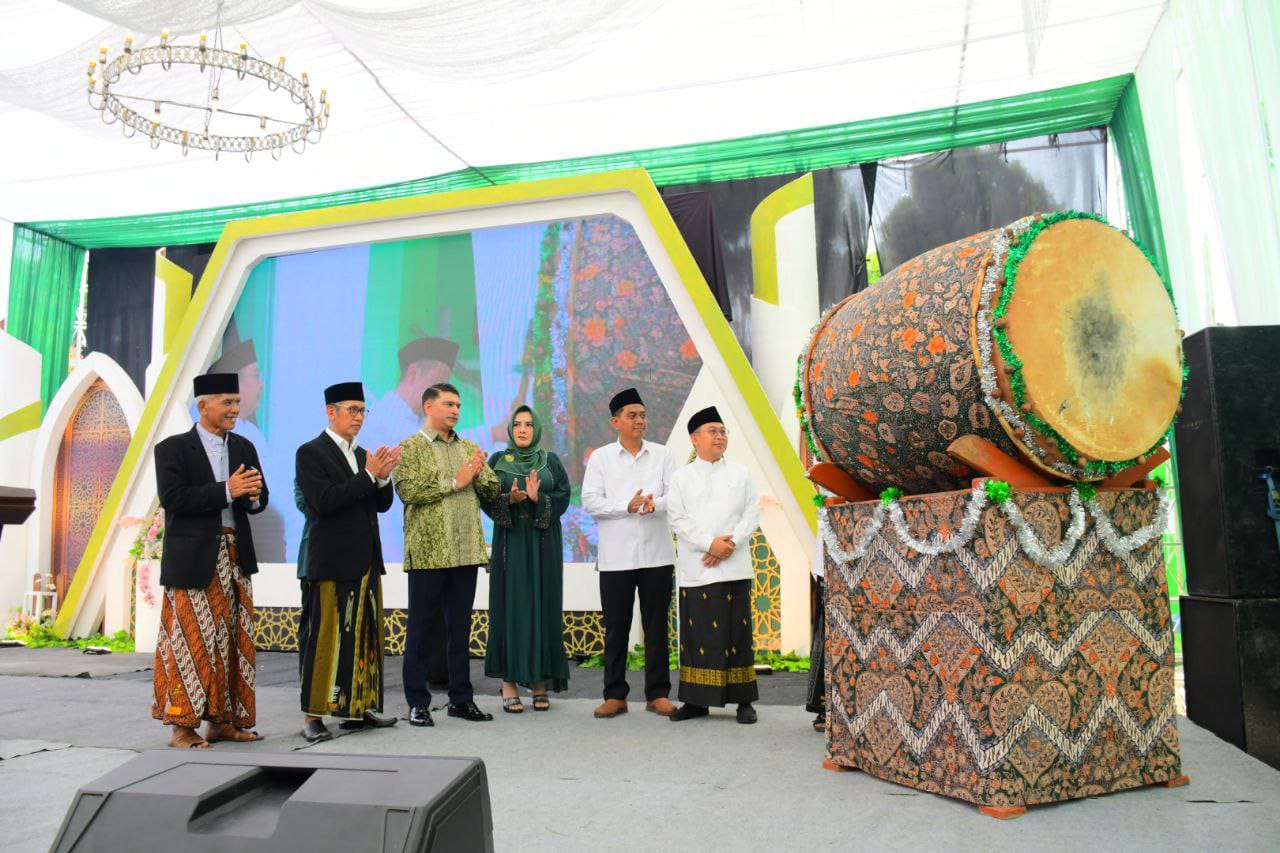 KONFERCAB PCNU: Sejumlah tokoh saat membuka Konfercab PCNU Kabupaten Pekalongan secara simbolis dengan pemukulan beduk, Kamis (9/5/2024).