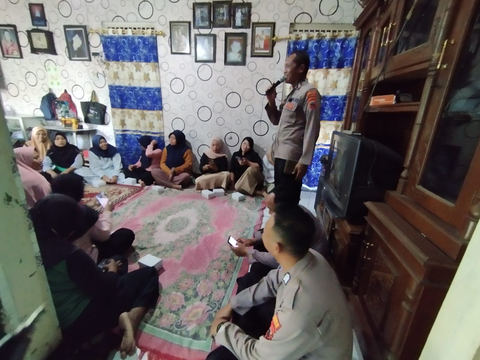 PERANGI NARKOBA: Aiptu Supiaji saat melakukan penyuluhan pencegahan narkoba di hadapan puluhan emak-emak di Desa Bebel, Kecamatan Wonokerto, Kabupaten Pekalongan, baru-baru ini.