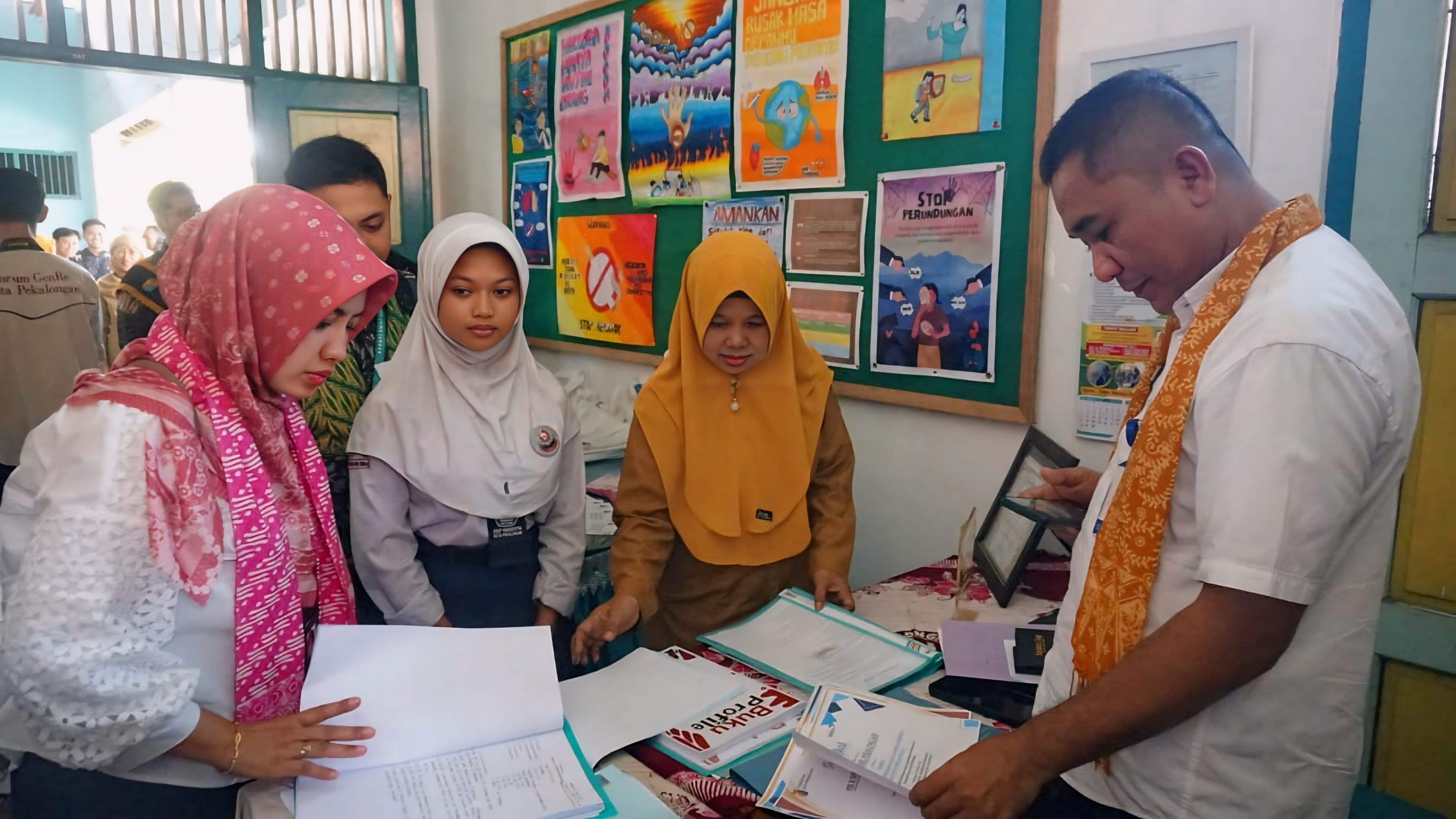 PERIKSA BERKAS: Tim verlap BKKBN Jateng saat periksa berkas-berkas di PIK-R SMP Negeri 14&nbsp; (Spenpabel) Kota Pekalongan, pada Senin (13/5/2024).