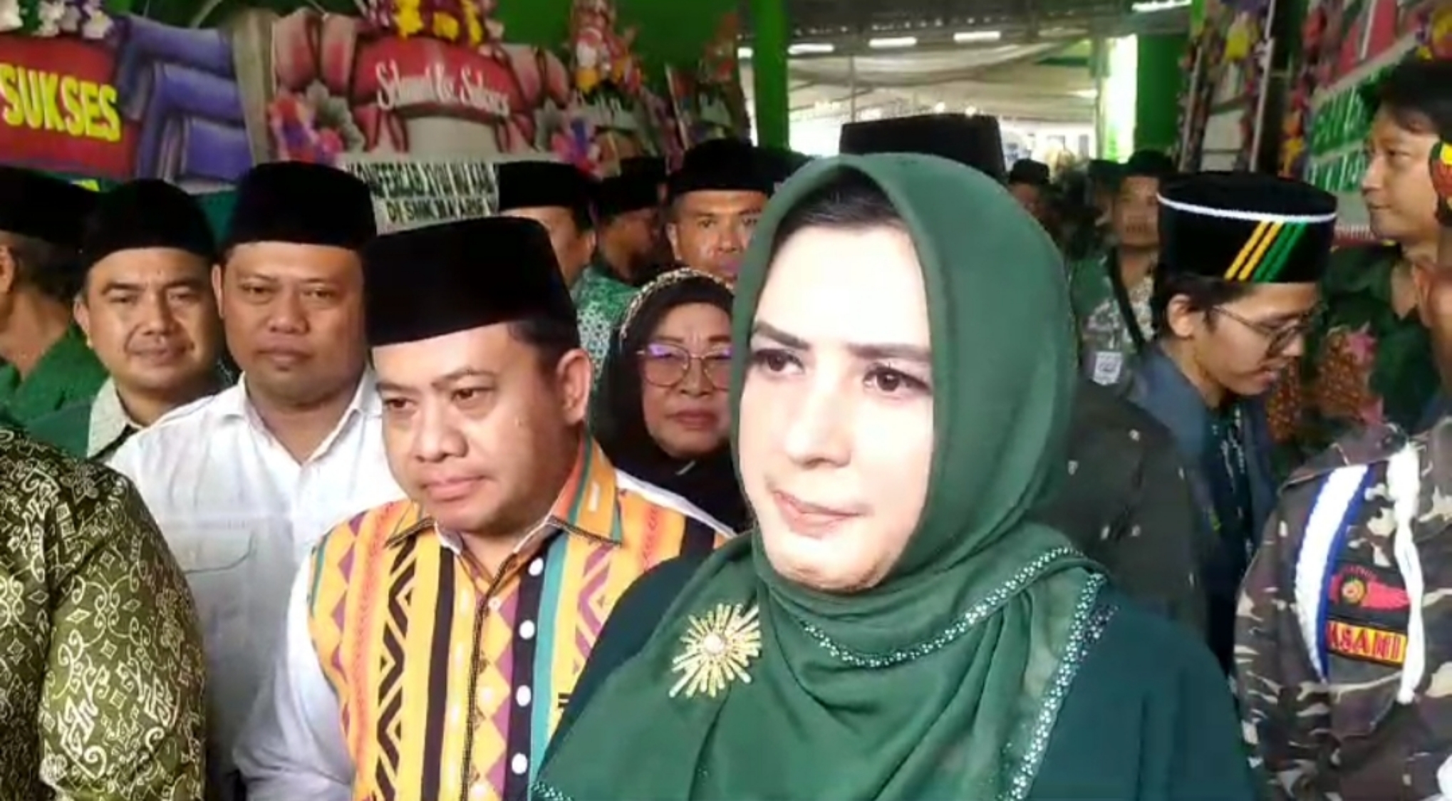 BURSA PILKADA: Fadia Arafiq beriringan dengan Sukirman saat akan meninggalkan lokasi Konfercab XVIII PCNU Kabupaten Pekalongan, Kamis (9/5/2024).