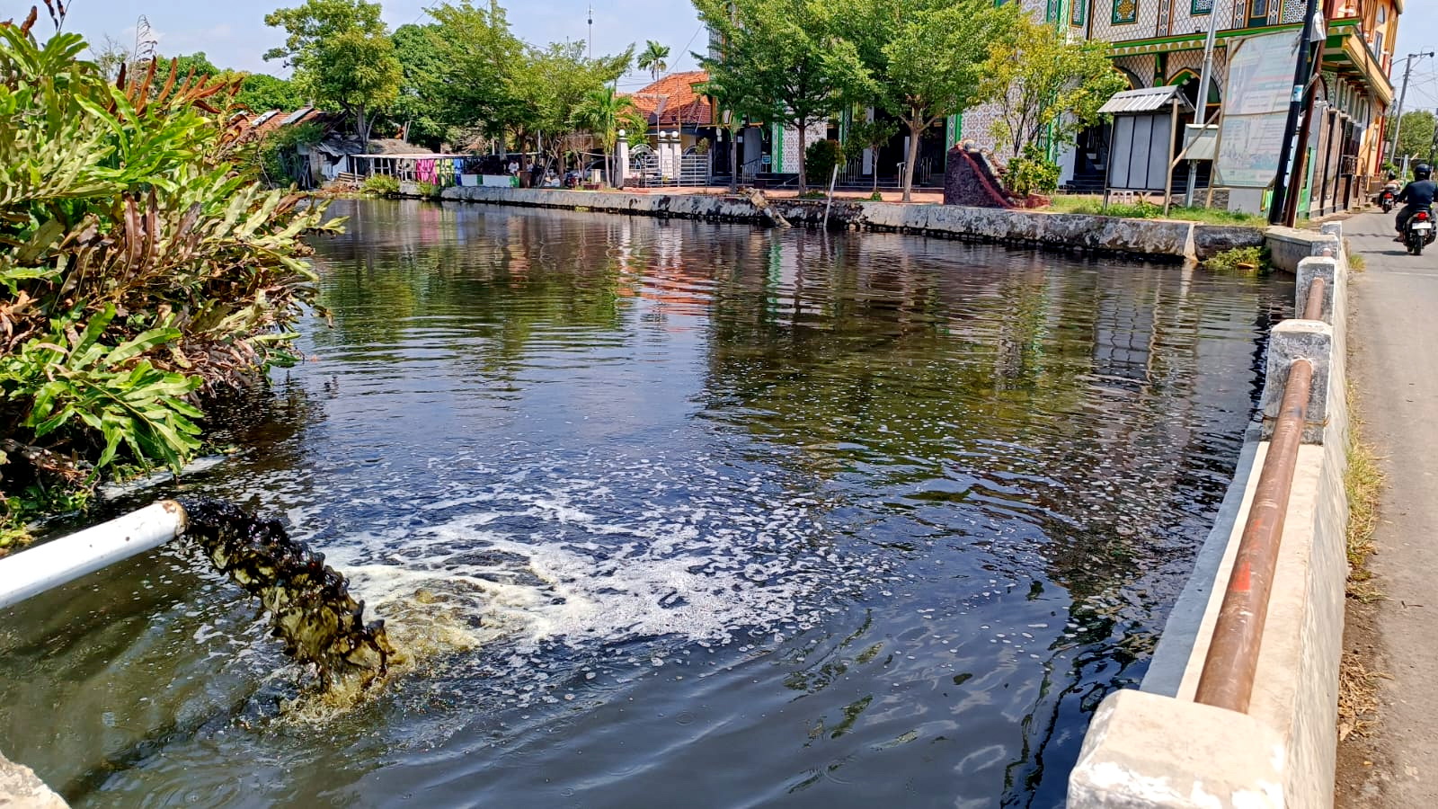 TERCEMARI: Sungai di sekitar Desa Samborejo Tirto Kabupaten Pekalongan terlihat tercemari limbah dari pabrik.