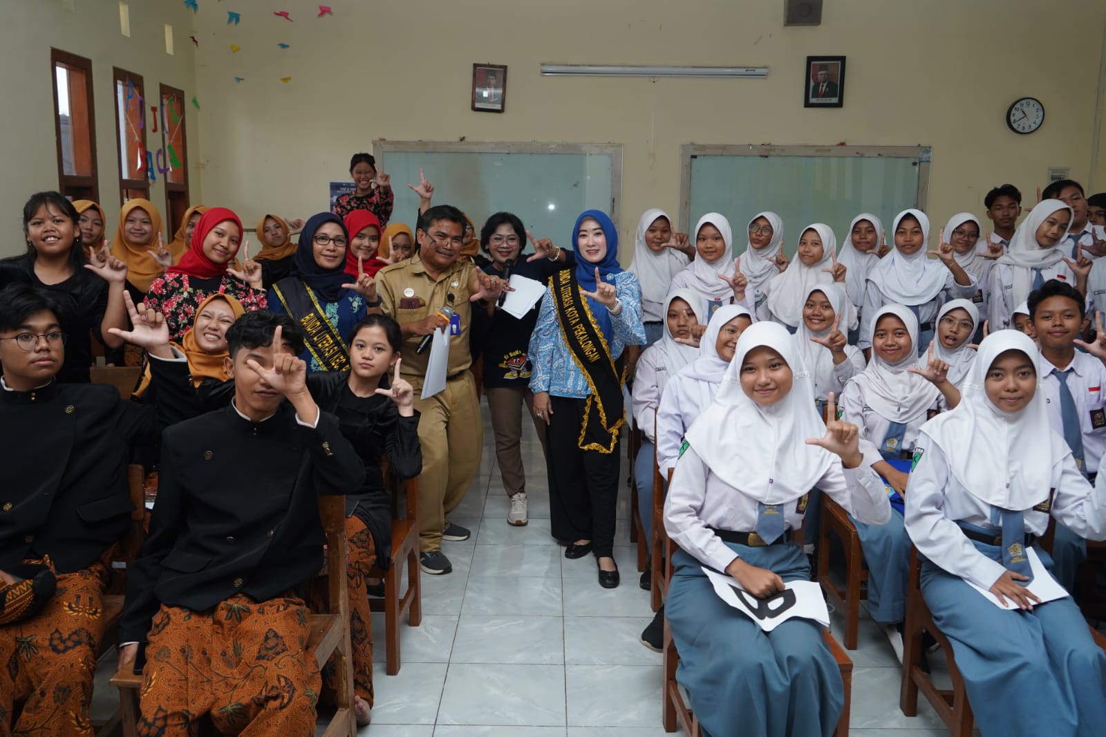 BERFOTO BERSAMA: Siswa SMAN 3 Kota Pekalongan berfoto bersama Bunda Literasi Kota Pekalongan Inggit Soraya, usai road show Literasi, Senin (13/5/2024).