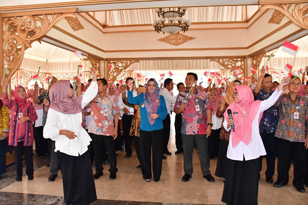 BAHAGIA: Bupati Pekalongan Fadia Arafiq saat diajak joged bersama oleh pegawai PPPK yang baru saja menerima SK Pengangkatan, di Pendopo Rumah Dinas Bupati, Kamis (16/5/2024).