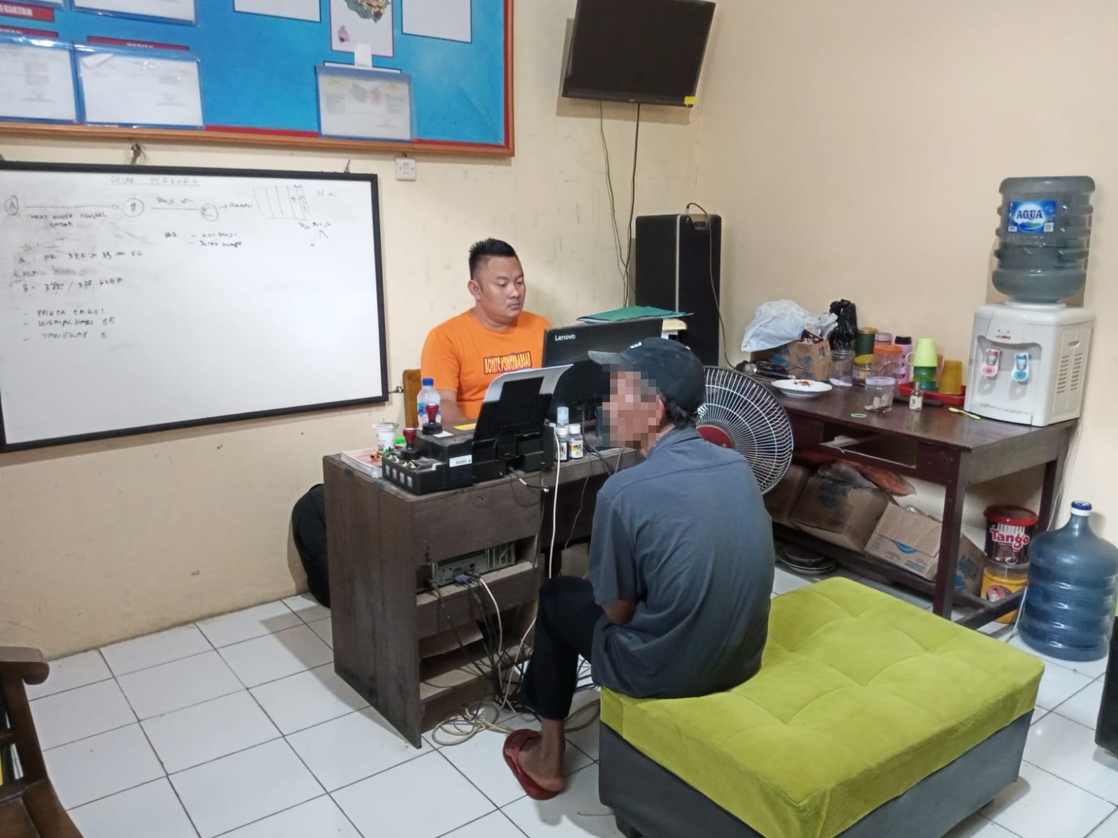 DIPERIKSA: Pelaku S saat diperiksa di Polsek Paninggaran usai berhasil ditangkap. Kini sudah dibawa ke tahanan Polres Pekalongan untuk proses selanjutnya.