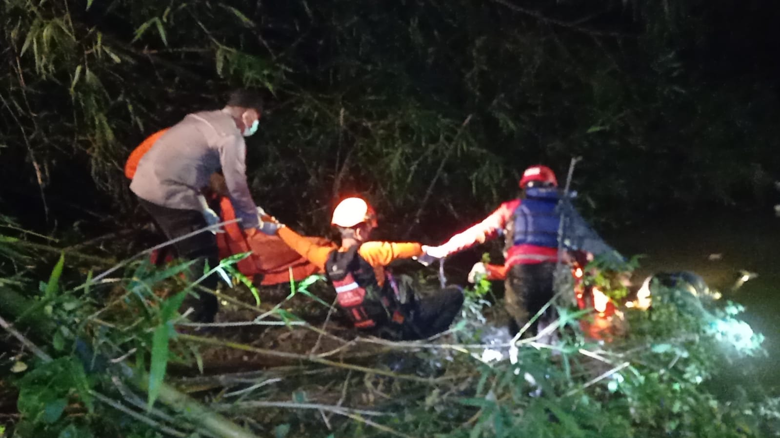 EVAKUASI: Proses evakuasi mayat di Sungai Sragi, di wilayah Desa Kedungjaran, Kecamatan Sragi, Kabupaten Pekalongan, Sabtu (18/5/2024) malam.