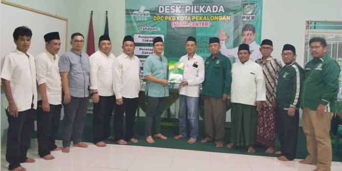 BURSA PILKADA : Afzan Arslan Djunaid atau Aaf saat mengambil formulir pendaftaran bacawalkot di DPC PKB Kota Pekalongan, Minggu 19 Mei 2024.