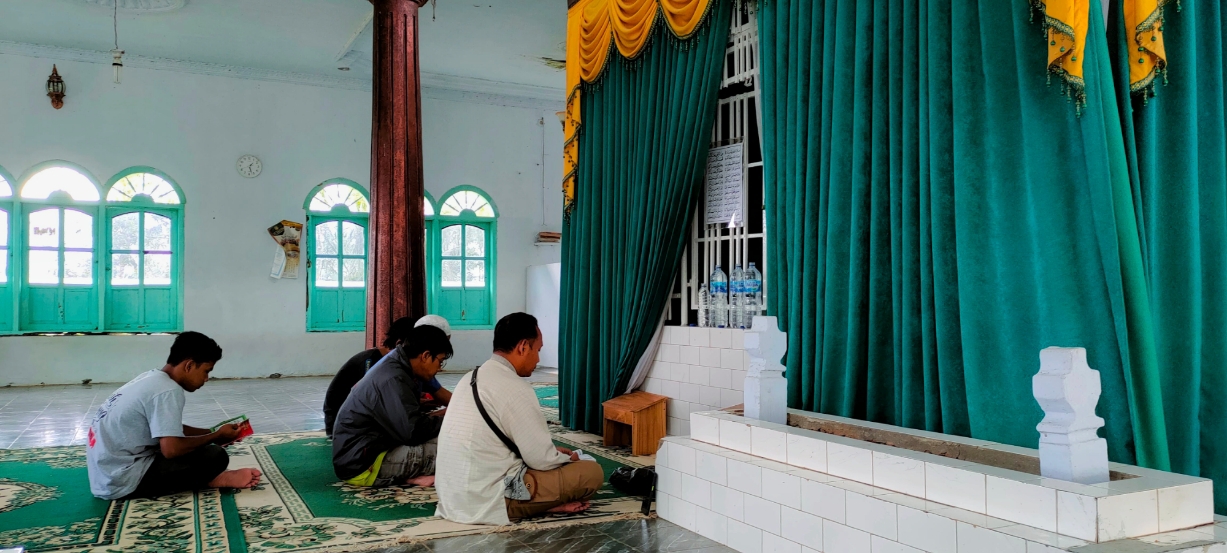 ZIARAH: Warga saat melakukan ziarah di Makam Syekh Maulana Maghribi Wonobodro. (Riyan Fadli Jawa Pos Metro Pekalongan)