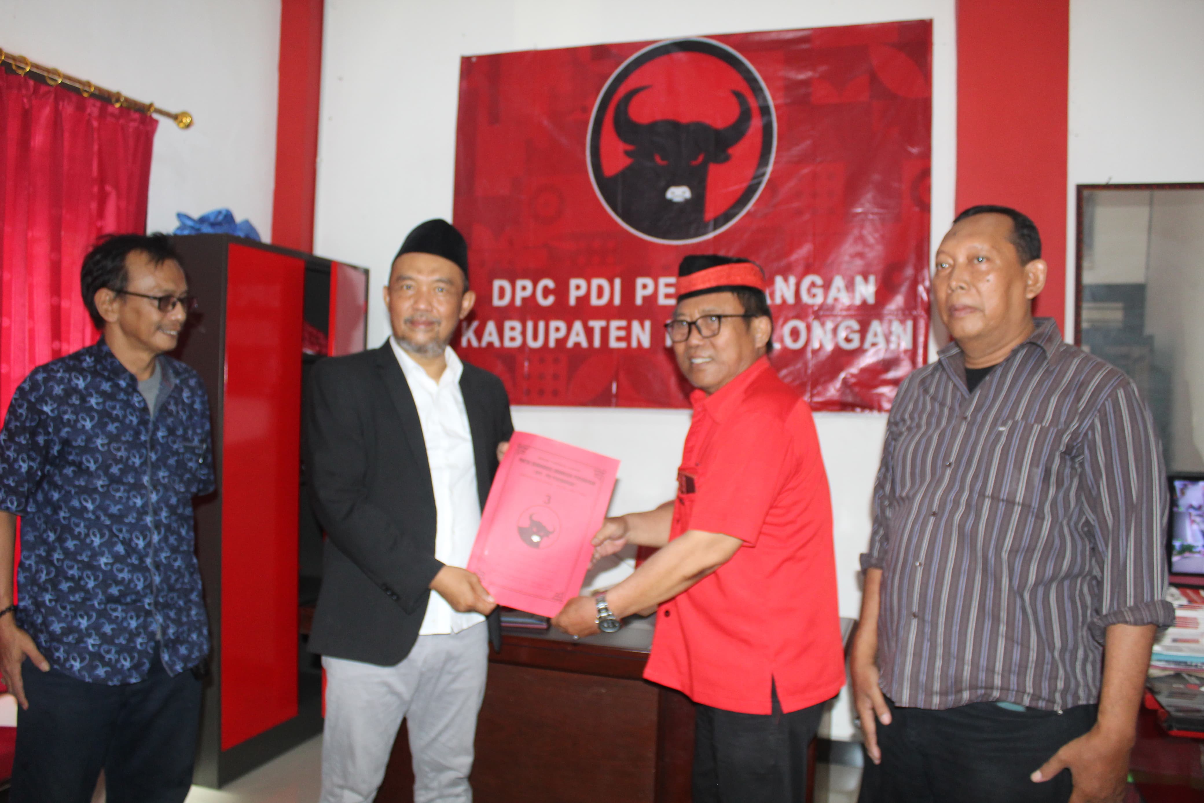 BURSA PILKADA: H.M Amin saat menyerahkan berkas pendaftarannya di kantor DPC PDI Perjuangan Kabupaten Pekalongan, baru-baru ini.