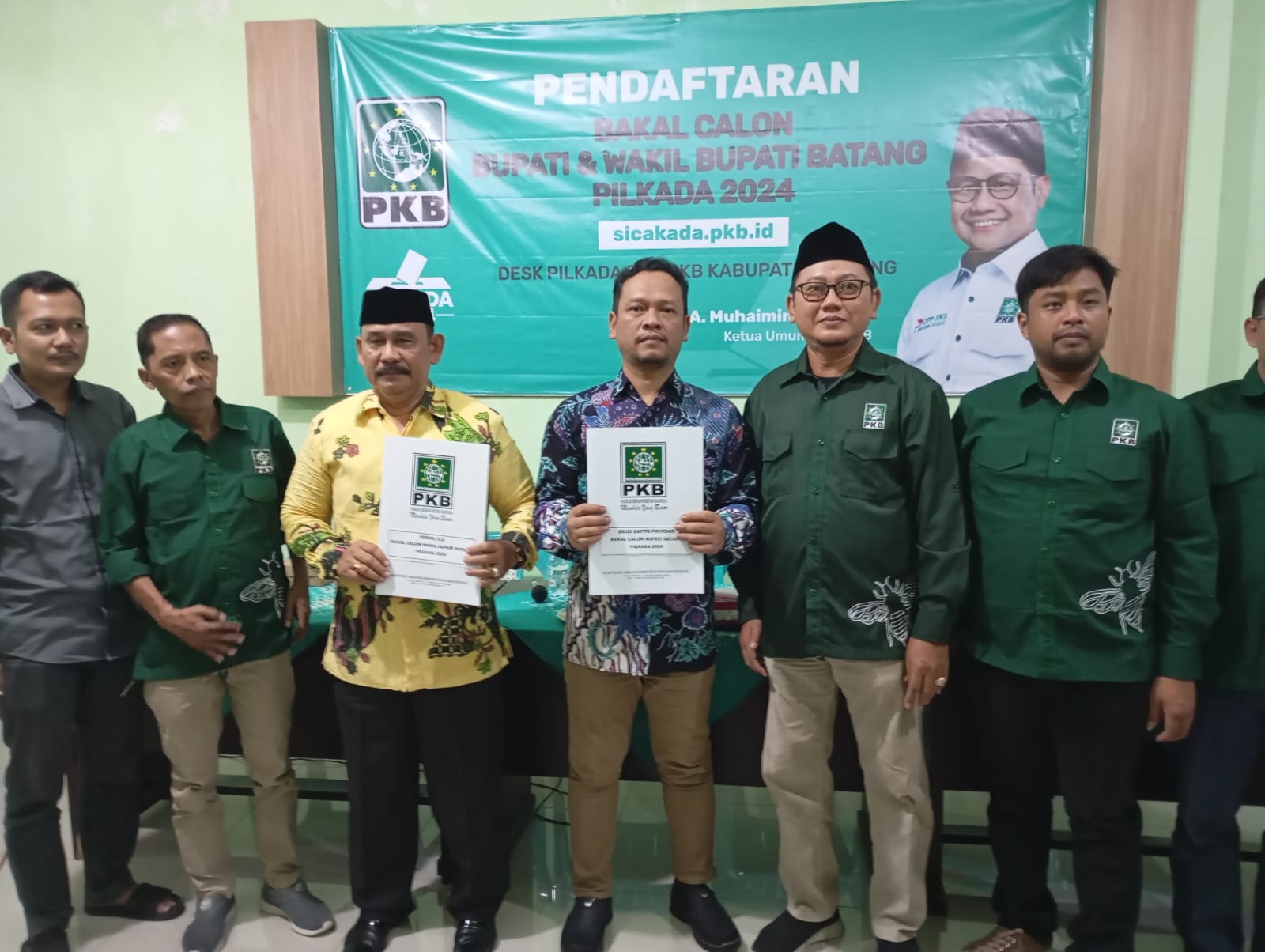 Bejo Sapto Priyono dan Sodik saat mengembalikan formulir pendaftaran bakal calon bupati dan wakil bupati di kantor DPC PKB Batang. (Istimewa)