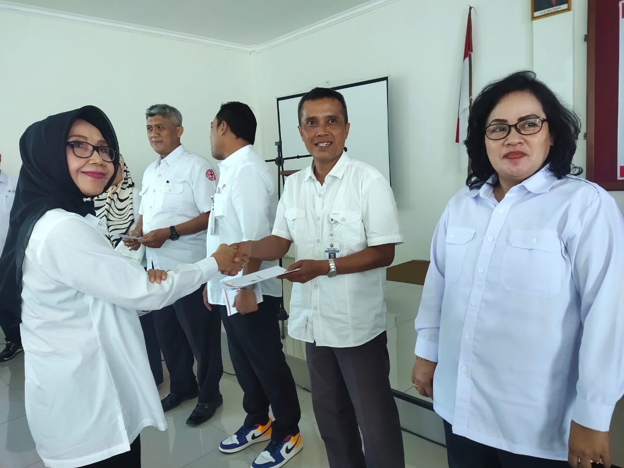 BERI PENGHARGAAN: Ketua PMI Kabupaten Pekalongan Arini Harimurti beri penghargaan kepada kecamatan dengan donor darah terbanyak saat acara Musyawarah Kerja, baru-baru ini.