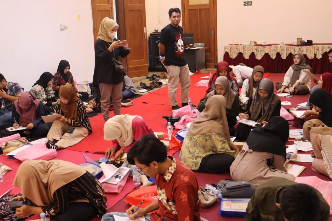 PELATIHAN: Masyarakat Kota Pekalongan saat mengikuti pelatihan di Museum Batik Pekalongan tentang membatik.