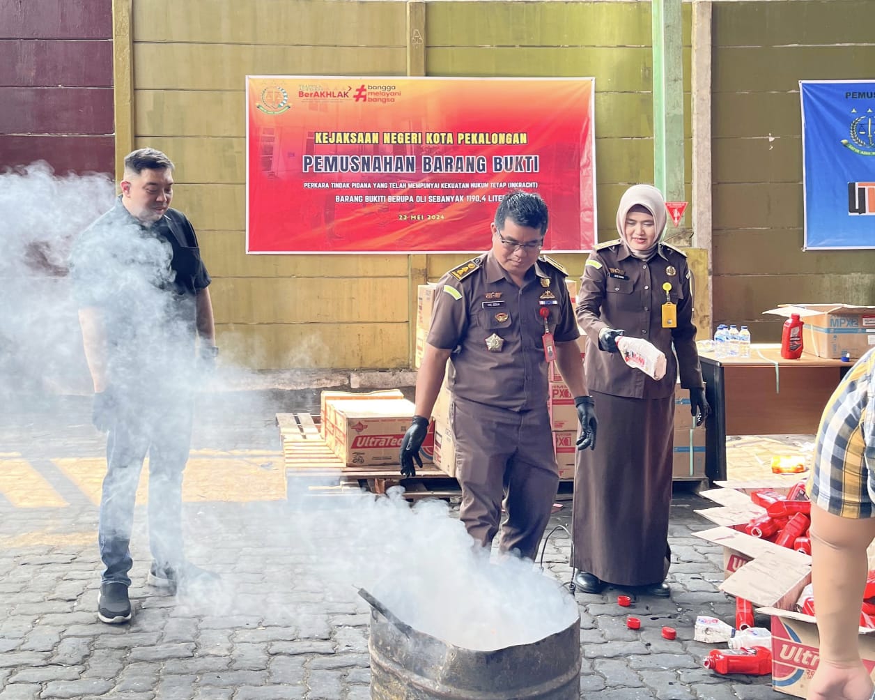 MUSNAHKAN: Tim Kejari Kota Pekalongan saat memusnahkan barang bukti oli, di pabrik PT Umbul Mulyo, Tanjung Mas Kota Semarang pada, Rabu (22/5/2024) kemarin